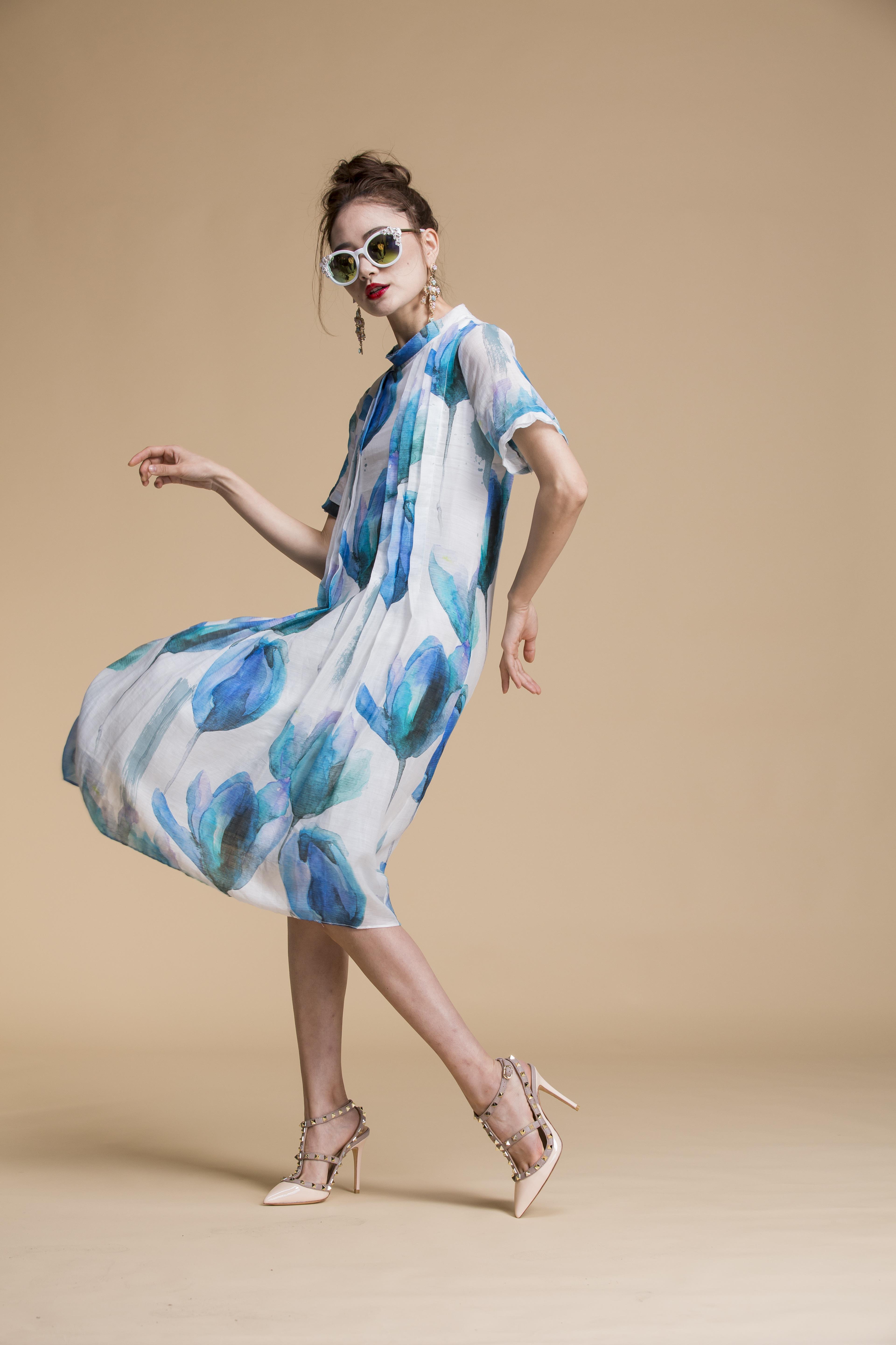 Frühjahrs-Kollektion 2026 — Model im Blumenkleid